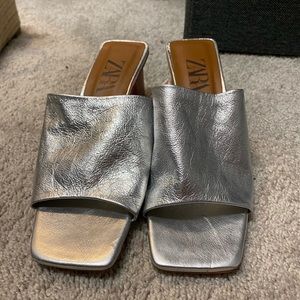 NWT Zara silver leather mules